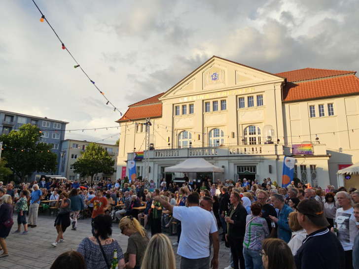 Ausgelassene Stimmung auf dem Theatervorplatz beim Kultursommer in Wolfenbüttel 2024.