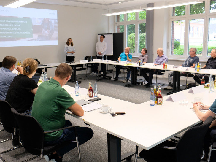 Vertreter der Städte Goslar, Bad Harzburg, Seesen und der Berg- und Universitätsstadt Clausthal-Zellerfeld kamen im Goslarer Kreishaus zusammen, um sich über den Prozess der kommunalen Wärmeplanung zu informieren und auszutauschen.