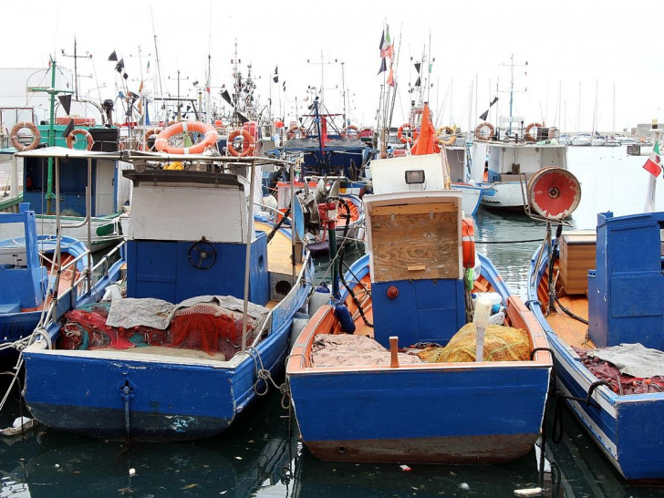 Schiffe in einem Hafen (Archiv)