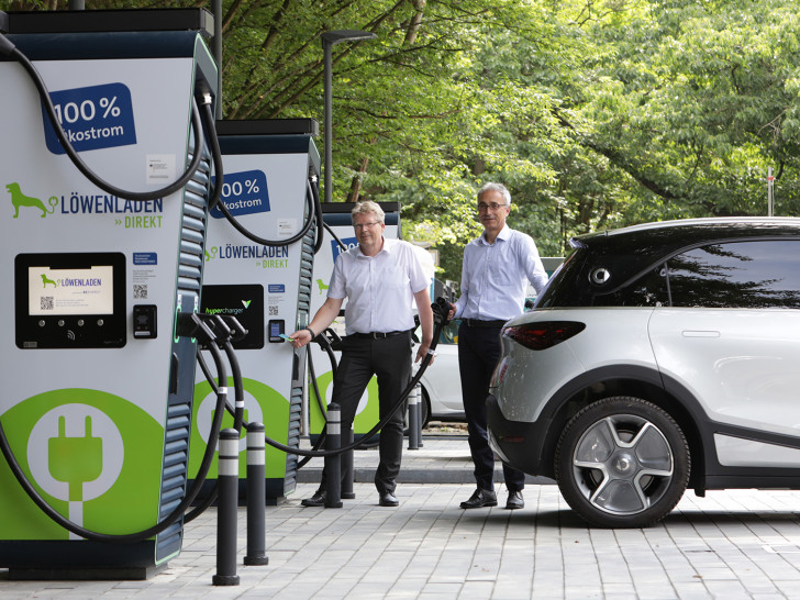 Stadtbaurat Heinz-Georg Leuer und BS Energy Vorstandsmitglied Dr. Volker Lang nehmen die Hypercharger im Franzschen Feld in Betrieb.