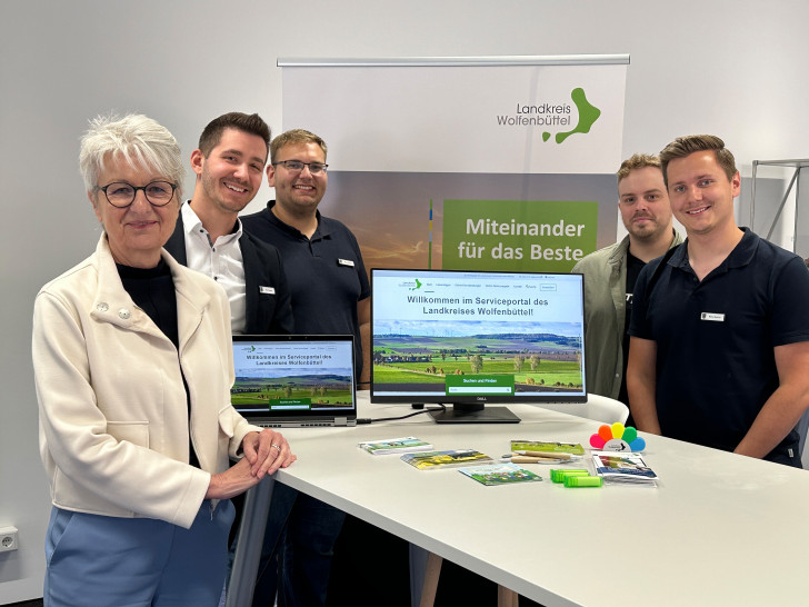 Stellten Bürgern auf dem Digitaltag die Online-Dienstleistungen des Serviceportals im Landkreis Wolfenbüttel vor (v.l.n.r.): Landrätin Christiana Steinbrügge, Safet Trzaska (Projektleiter Team Digitalisierung), Simon Willeke, Pascal Bonse und Marko Berkhan (Mitarbeiter Team Digitalisierung).