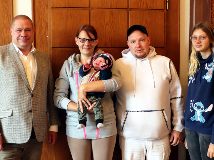 Bürgermeister Wittich Schobert, Susanne Trocha mit Baby Louis-Noel, Andy Trocha und Louis` Schwester Stella (v. li.).