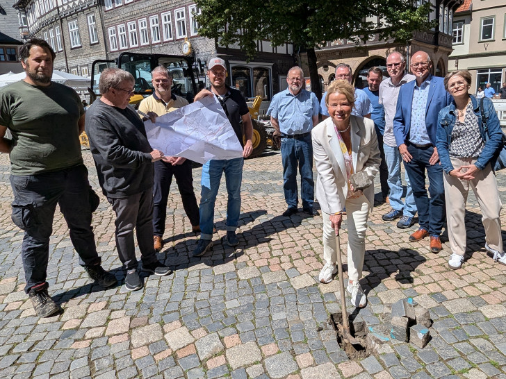 Der Startschuss ist gefallen – die ersten Steine sind raus: Bis Mitte November erhält der Goslarer Marktplatz neue Ver- und Entsorgungsnetze und wird punktuell repariert. Oberbürgermeisterin Urte Schwerdtner mit dem symbolischen ersten Spatenstich.