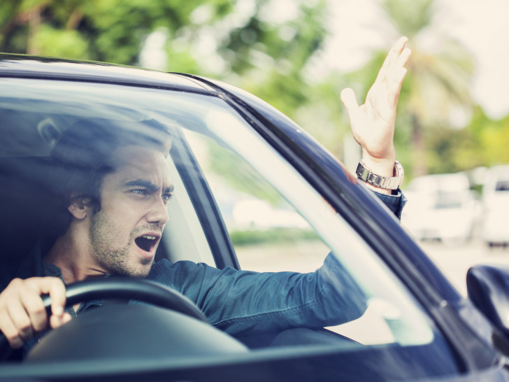 Tief durchatmen im Verkehrsgewühl: Strategien gegen Straßenstress.