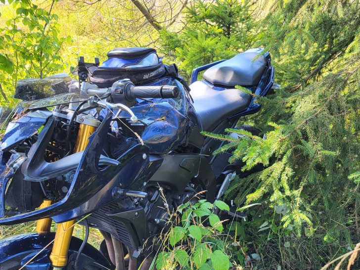 Das Motorrad geriet in den bewachsenen Straßengraben.