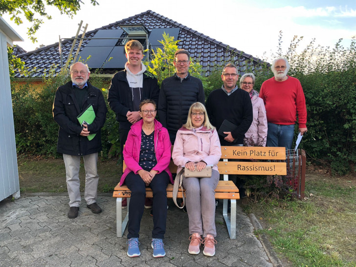 Die Wedtlenstedter Ortsratsmitglieder (v. links) Peter Schellberg, Roy Damian Böhm, Ortsbürgermeisterin Gundi Urban, Tobias Jäcker, Marion Messaritakis, Mario Schütz, Heike Kablau und Andreas Meyer