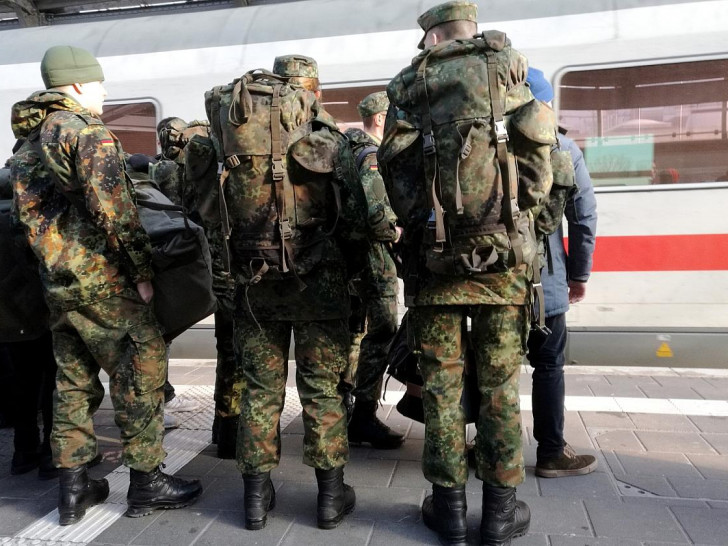 Bundeswehrsoldaten fahren Bahn (Archiv)