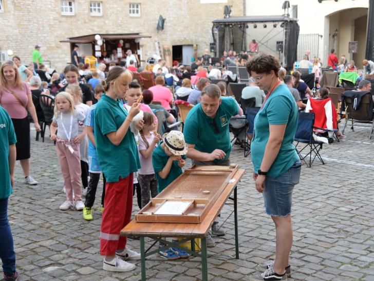 Die AG Schönywood und die Helmstedter Kinobetreiber hoffen, dass sich der Schlosshof in diesem Jahr wieder gut füllt, wenn das 20. Open-Air-Kino zu einem ungewohnten Termin ansteht. Der Montag ist dabei wieder für den Nachwuchs reserviert: Kinder bis zwölf Jahre haben freien Eintritt, es gibt ein kostenloses Eis und jede Menge Unterhaltung, bevor „Kung Fu Panda 4“ ausgestrahlt wird. 