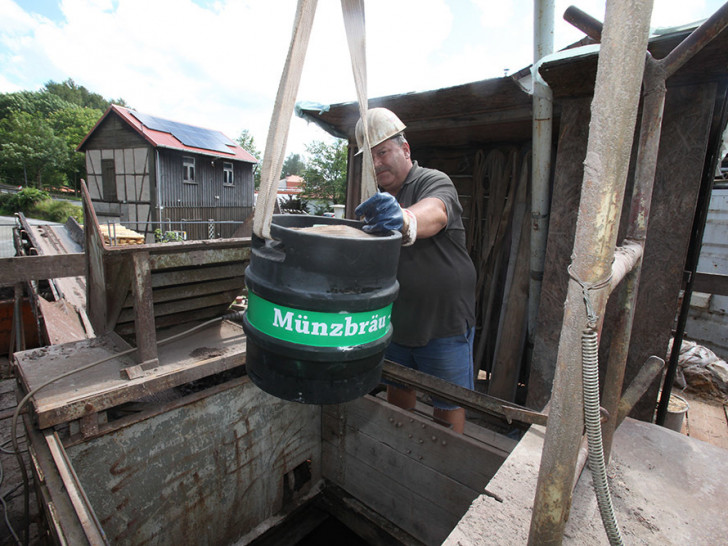 Über den Schacht Silberkrone am Brauhausberg in Clausthal-Zellerfeld wird das Jubiläumsbier in den Johannesstollen eingefahren.