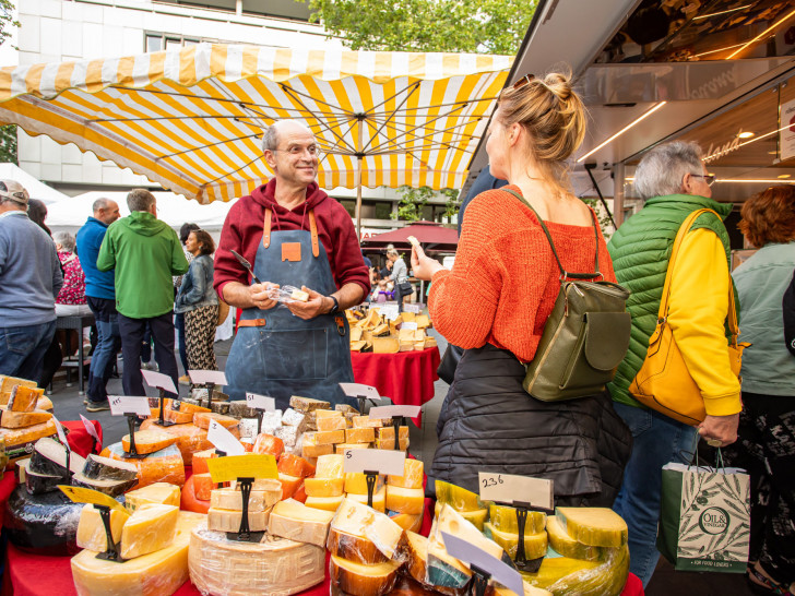 Feinkost, Käsespezialitäten und frische Zutaten für das Abendessen gibt es auf dem Abendmarkt zu entdecken.