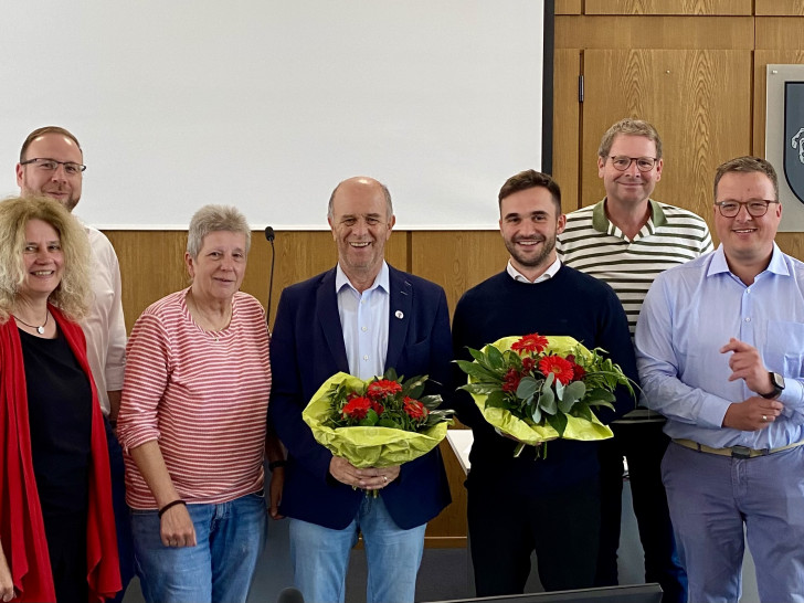 Der Vorsitzende des SPD-Unterbezirks Wolfenbüttel Jan Schröder (rechts) bedankt sich beim bisherigen Vorsitzenden Harald Koch (Mitte) und beglückwünscht den neuen Vorstand (v. l.): Susanne Fahlbusch, Julian Märtens, Sabine Resch-Hoppstock, Harald Koch, Fraktionsvorsitzender Malte Scheffler und Marcus Bosse. 