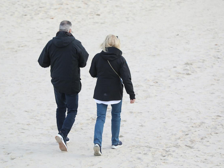 Paar geht am Strand spazieren