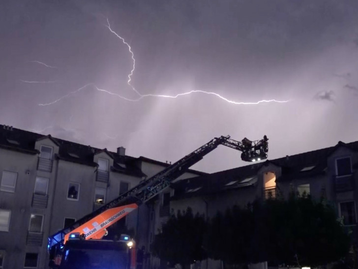 Wie gefährlich ist bei Gewitter im Korb einer Drehleiter? 