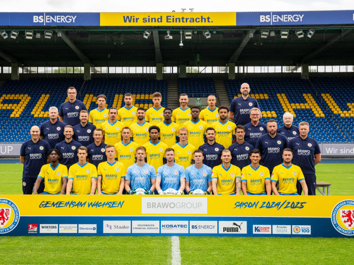 4. Reihe: Florian Brand (Mannschaftsarzt), Sidney Raebiger, Fabio Di Michele Sanchez, Max Marie, Robin Krauße, Marvin Rittmüller, Dr. Alexander Ruhe (Chiropraktor). 3. Reihe: Florian Horn (Physiotherapeut), Christian Degenhardt (Leiter Physiotherapie), Rayan Philippe, Fabio Kaufmann, Christian Conteh, Anderson Lucoqui, Leon Bell Bell, Christian Skolik (Zeugwart, Busfahrer), Berthold Schliwa (Betreuer). 2. Reihe: Daniel Scherning (Cheftrainer), Marc Pfitzner (Co-Trainer), Marcel Goslar (Co-Trainer Videoanalyse), Sven Köhler, Sanoussy Ba, Niklas Tauer, Janning Michels (Athletiktrainer), Milenko Gilic (Torwarttrainer) Jasmin Fejzic (Torwarttrainer), Holm Stelzer (Teammanager). 1. Reihe: Karim Hüneburg, Levente Szabo, Robert Ivanov, Justin Duda, Lennart Grill, Leon Herdes, Kevin Ehlers, Jannis Nikolaou, Ermin Bicakcic. Es fehlen: Andreas Zimmermann (Co-Trainer), Tino Casali, Sidi Sané, Youssef Amyn, Johan Gómez, Simon Fitzner (Internist).