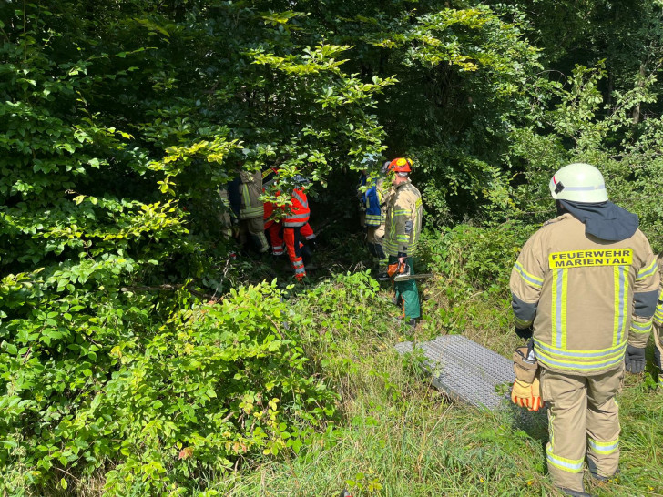 Mittels eine Plattform musste die Feuerwehr zunächst den Rettungsweg sichern.