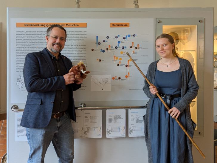 Museumsleiter Arne Homann und Praktikantin Anna-Zoe Willmann präsentieren die neue Ausstellungstafel samt Lernkarten (im Hintergrund).