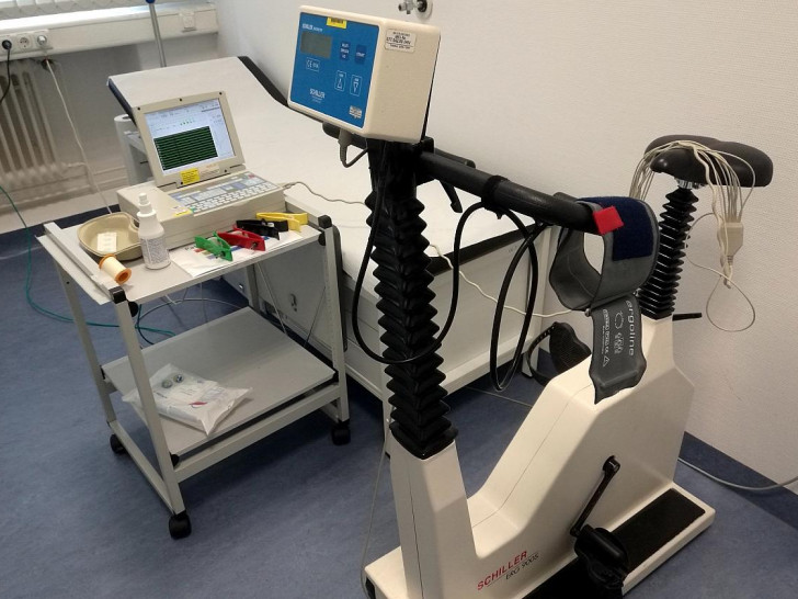 Fahrradergometer für Belastungs-EKG (Archiv)