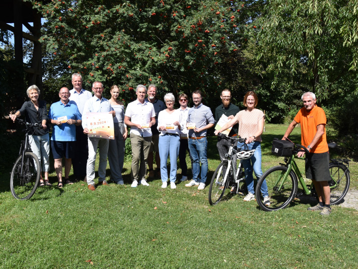 Stellten das Programm vor und laden zur BraunschweigerLANDpartie ein (v.l.n.r.): Erica Neumann (ADFC Wolfenbüttel), Thomas Fricke (Bürgermeister Gemeinde Denkte); Volker Meier (Geschäftsführer Nds. Landvolk im Braunschweiger Land), Dirk Neumann (Bürgermeister Samtgemeinde Elm-Asse), Alina Neumann (Tourismusverband Nördliches Harzvorland), Ralf Sygusch (Verbandsdirektor Regionalverband Großraum Braunschweig), Hauke Varnhorn (Kulturverein Donnerburg 15), Landrätin Christiana Steinbrügge, Claus Pahlitzsch (Leiter Nachhaltigkeitsreferat Landkreis Wolfenbüttel), Marten Schrader (Ortsheimatpfleger Denkte), Christoph Genth (Klimaschutzmanagement Samtgemeinde Elm-Asse), Kerstin Geffers (Radmobilitätsbeauftrage Landkreis Wolfenbüttel) und Klaus Eckstein (ADFC Wolfenbüttel).