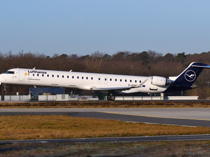 Der Canadair Regionaljet CRJ900 trägt den Namen "Helmstedt".