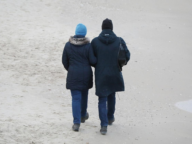 Paar geht am Strand spazieren