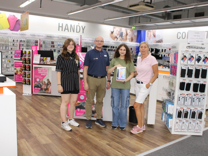 Sören Albrecht Wilk, Bereichsleiter Expert, und Karina Karger, Center Management Forum, trafen sich bei Expert mit der Gewinnerin Tahmina Sarah Diener vom Theodor-Heuss-Gymnasium, um ihr das Galaxy TAB S6 Lite zu überreichen.