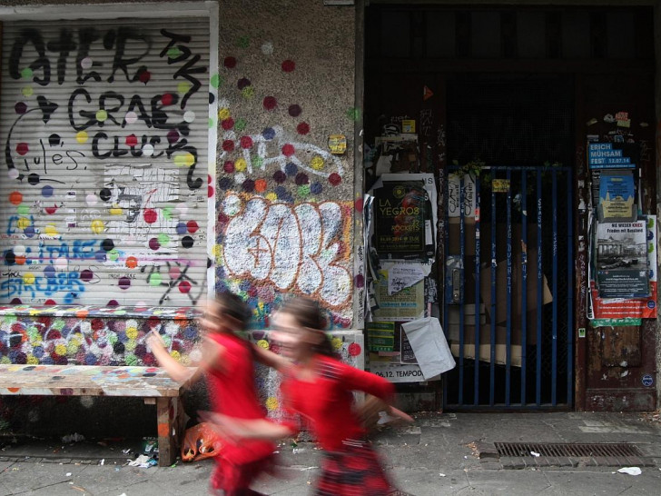 Kinder vor einem unsanierten Haus in Berlin-Neukölln (Archiv)