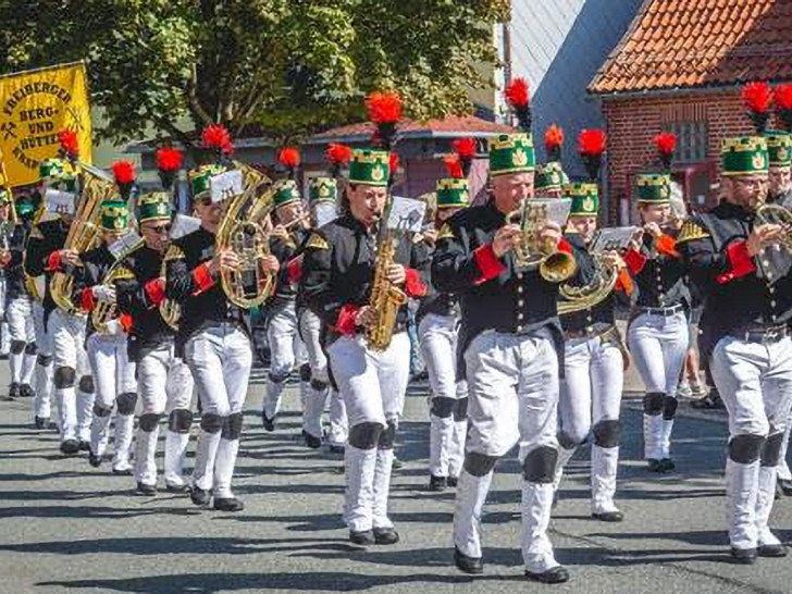 Bei der größten Bergparade Norddeutschlands werden Bergmannsuniformen aus ganz Deutschland zu sehen sein.