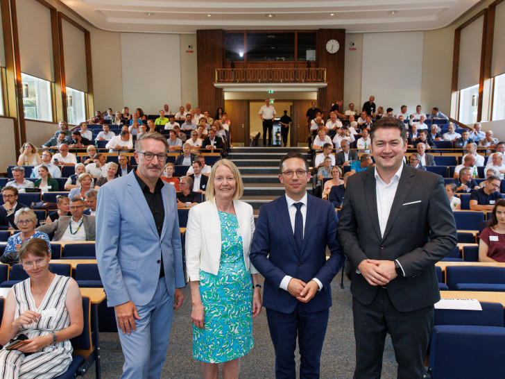 Oberbürgermeister Dr. Thorsten Kornblum (re.), Niedersachsens Wissenschaftsminister Falko Mohrs (2. v. re.), PTB-Präsidentin Prof. Dr. Cornelia Denz und Gerold Leppa, Geschäftsführer der Braunschweig Zukunft GmbH, begrüßten rund 160 Gäste zum 40. Braunschweiger Unternehmergespräch. 