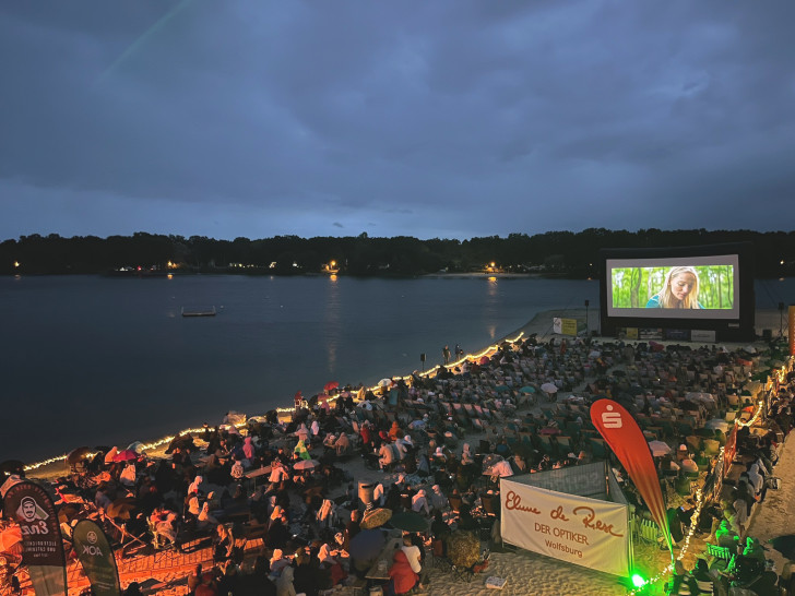 Am Nordufer können die Besucher aktuelle Filme auf der großen Leinwand anschauen.