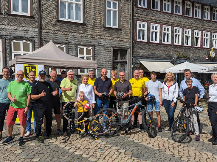 Zur Premiere des Stadtradelns im Jahr 2023 begrüßte Oberbürgermeisterin Urte Schwerdtner (1. Reihe, 4. v. li.) Ratsmitglieder, Verwaltungsmitarbeitende und Radsportinteressierte auf dem Goslarer Marktplatz.