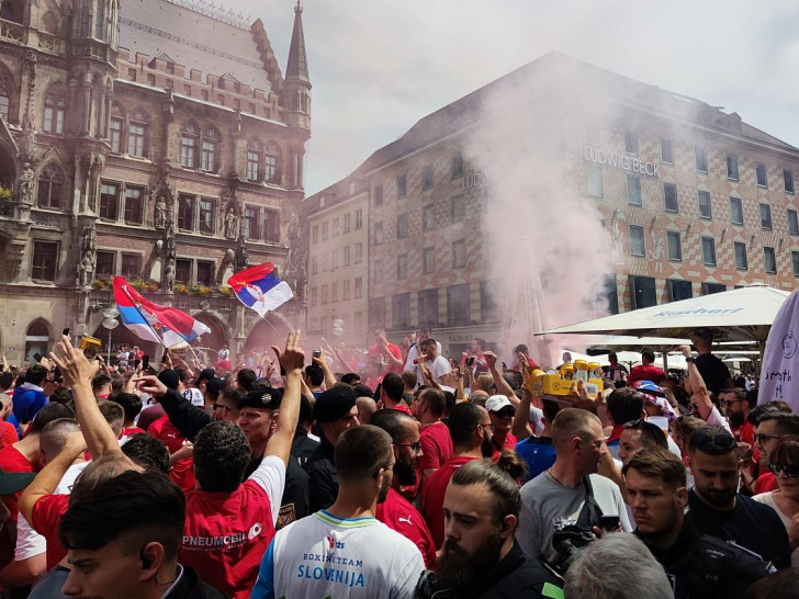 Fans vor dem Spiel Slowenien - Serbien (Archiv)