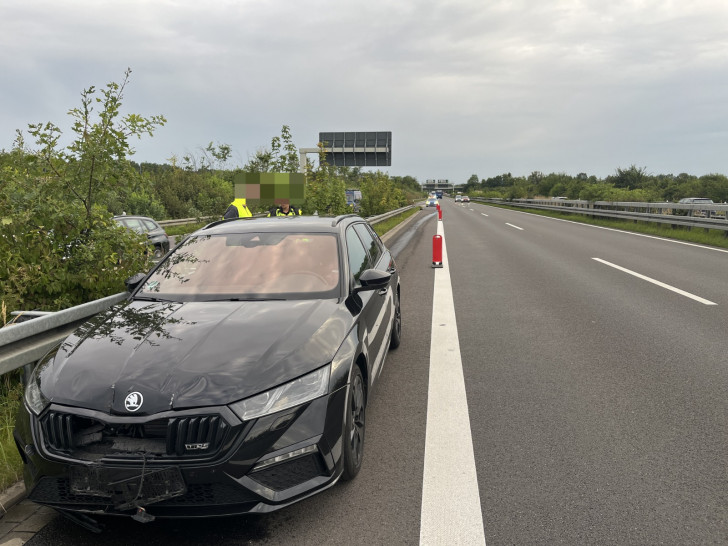 Der Wagen hinterließ eine 50 Meter lange Ölspur.