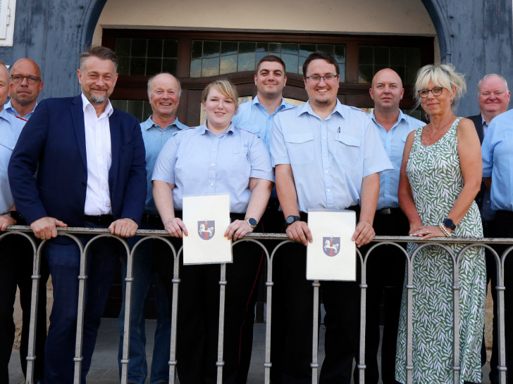 Bürgermeister Ivica Lukanic (3. von links) überreichte die Ernennungsurkunden an Janina Plagge und Pascal Hoppe. 