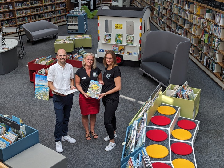 Björn Bertram (Leiter des Bildungshauses), Inna Günther (Mitte) und Lorena Ruschlau (beide Leitung der Stadtbibliothek) präsentieren das neue Raumkonzept. 