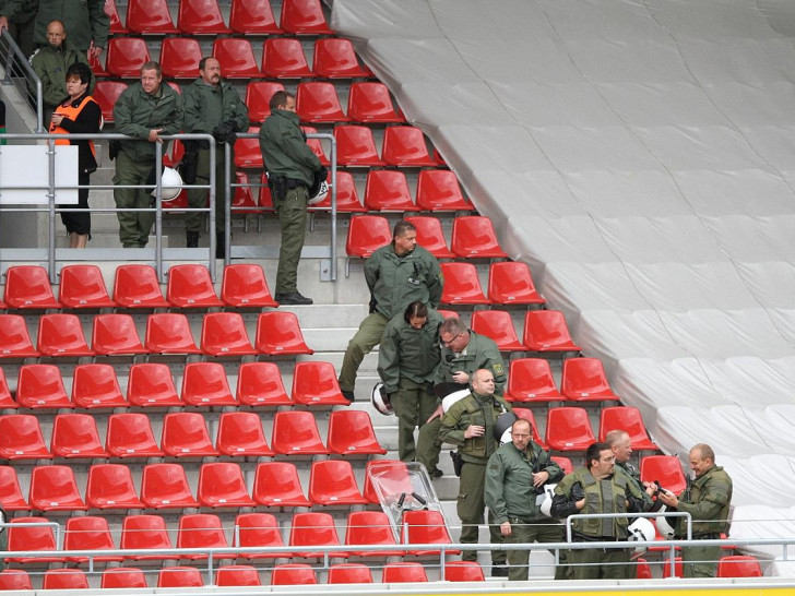 Polizei im Fußball-Stadion (Archiv)