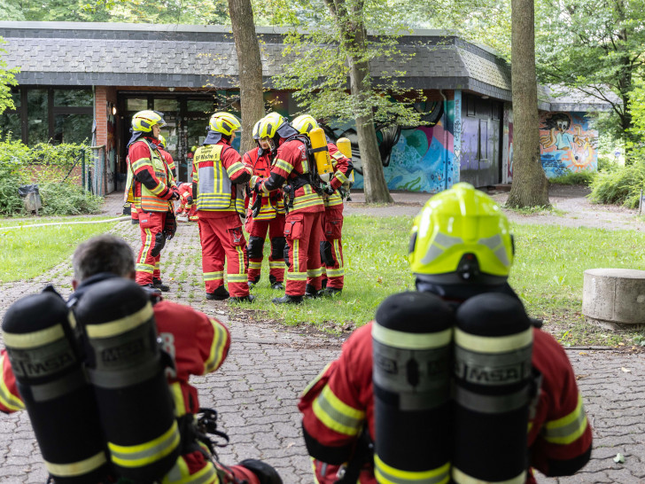 Die Feuerwehr erkundete mit Atemschutzmasken das Jugendzentrum.