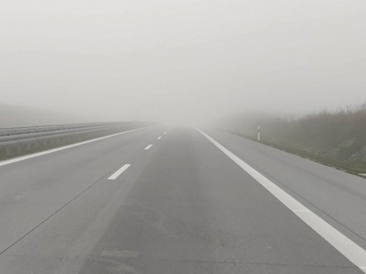 Nebel auf einer Autobahn (Archiv)