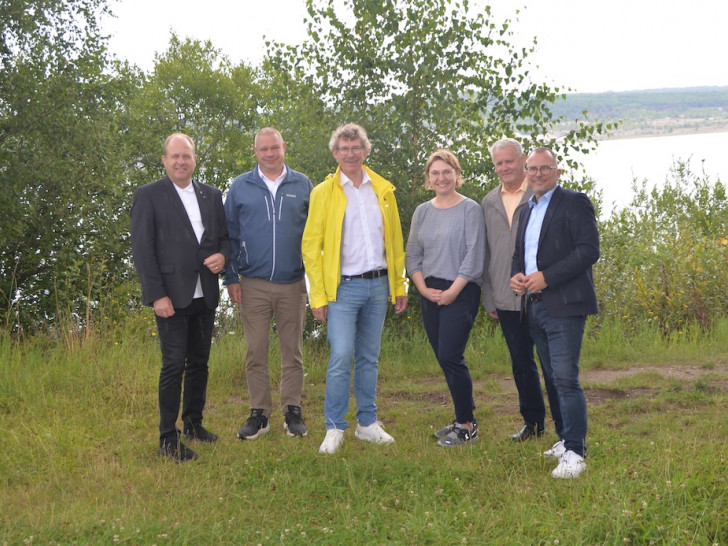  Nach einem Blick zur „Höchstandsmarkierung“ am Nordufer wurde beim Ortstermin die Zukunft des Lappwaldsees diskutiert.