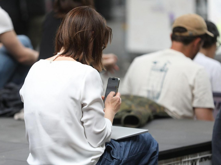 Frau mit Smartphone (Archiv)