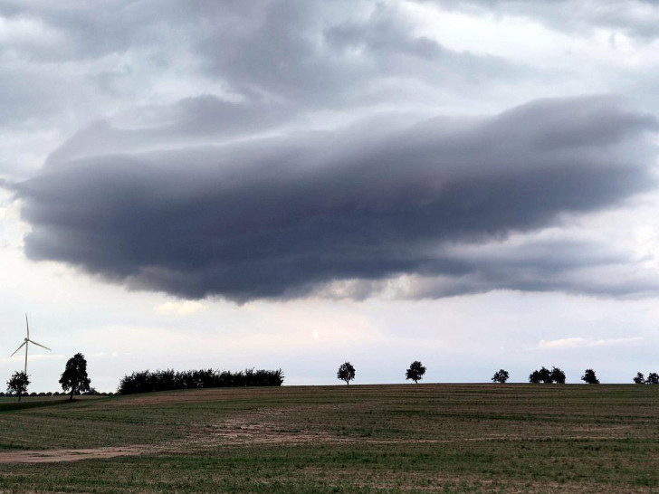 Unwetterwolke über einem Acker (Archiv)