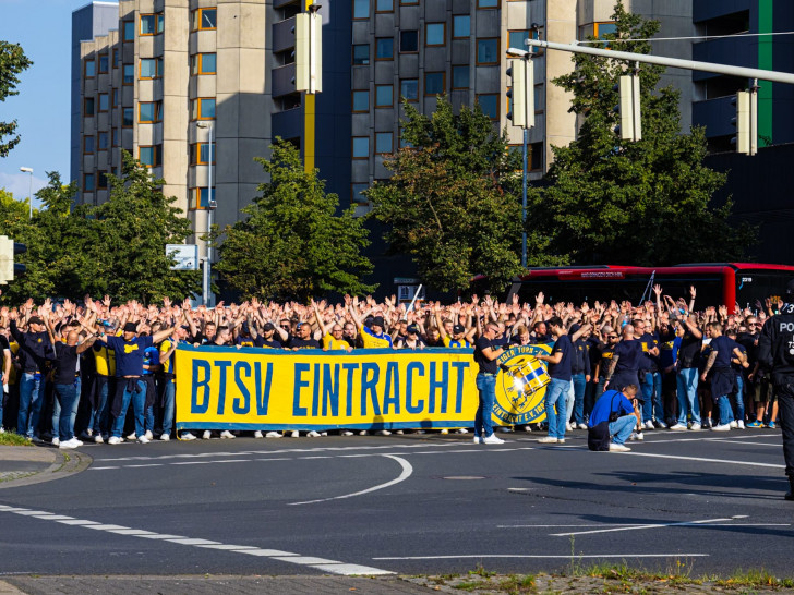 Bis zu 1.900 Fans nahmen an dem Marsch zum Stadion teil.