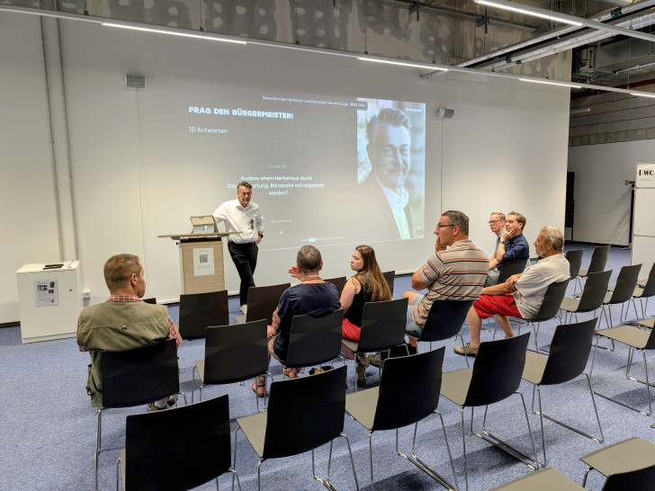 Die meisten Stühle blieben am Samstagmittag leer, als Bürgermeister Ivica Lukanic Rede und Antwort stand.