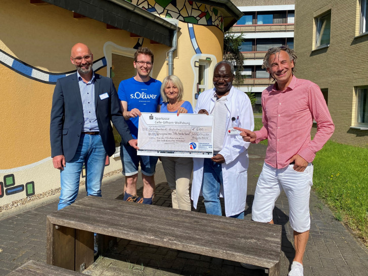 Offizielle Spendenübergabe auf dem Spielplatz der Villa bunterkund: Klinikumsdirektor André Koch, Erzieher Samuel Degenhardt, Edith Horn (HEIDI-Förderverein), Dr. Sally Mukodzi und Jens Kirsch (Vorsitzender des HEIDI-Fördervereins) (v. li.).