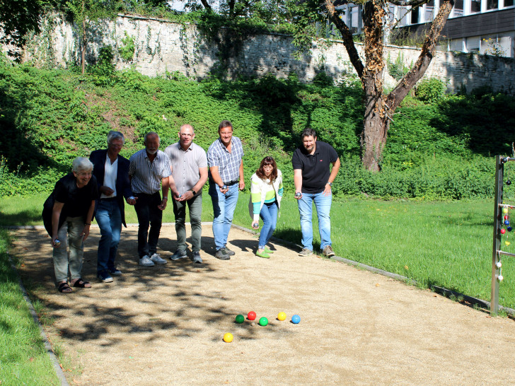 Die frisch sanierte Boule-Anlage im Schöninger Schlosspark wurde in Betrieb genommen:Elke Stern, Bernd Tews und Bernd Kowalewski-Backhauß vom Verkehrsverein, Marc Heiser (Fa. Domeier), Holger Marquardt (Marquardt Werbung), Sylvia Schünemann (Verkehrsverein) und Kai Engel (Stadt Schöningen) (v. li.). 