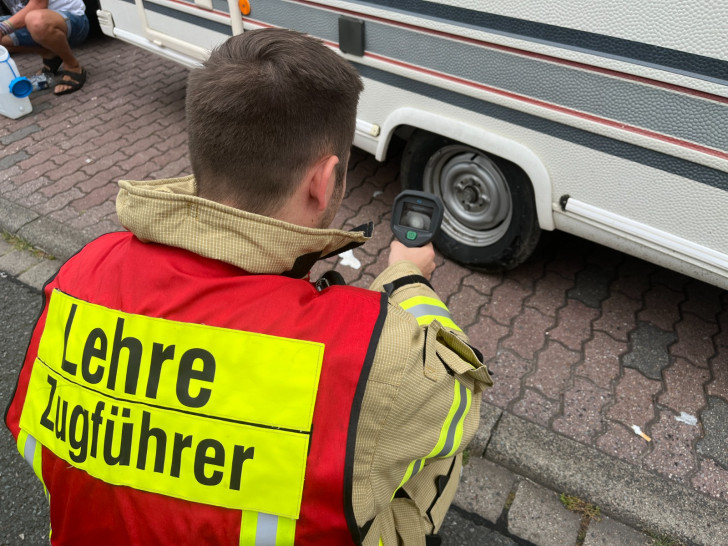 Die Feuerwehr kontrollierte den Wohnwagen.