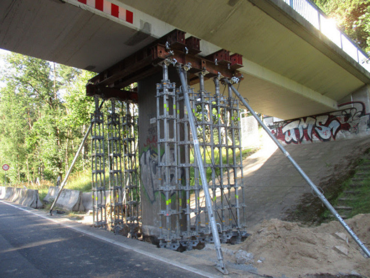 Hilfsunterstützung unterhalb der Brücke.