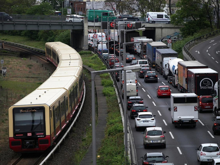 S-Bahn und Stau (Archiv)