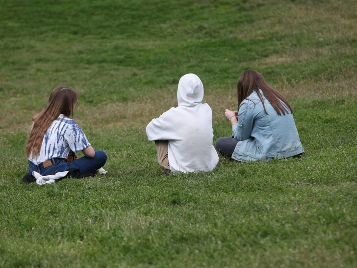 Drei junge Frauen in einem Park (Archiv)