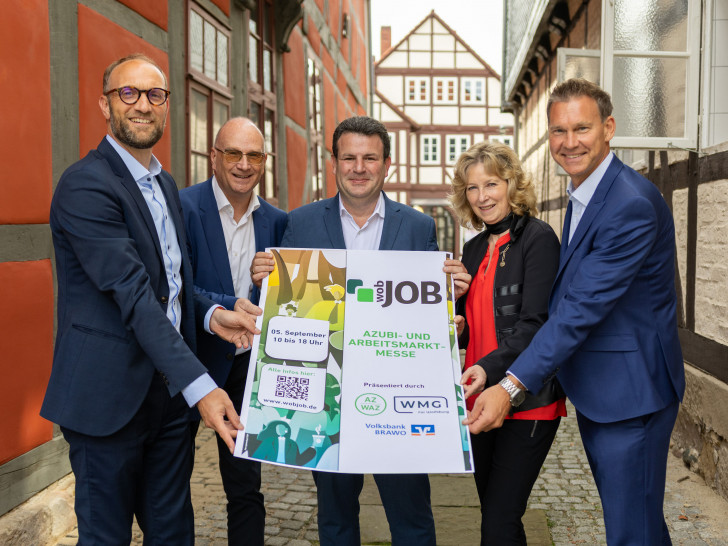 Bundesminister für Arbeit und Soziales, Hubertus Heil (Mitte), übernimmt die Schirmherrschaft für die Azubi- und Arbeitsmarktmesse „wobJOB“ in Wolfsburg. Darüber freuen sich v. l. Jens Hofschröer (Dezernent für Wirtschaft und Digitales der Stadt Wolfsburg und WMG-Geschäftsführer), Frank Hitzschke (Bereichsleiter Citymanagement bei der WMG), Claudia Kayser (Leiterin der Direktion Wolfsburg der Volksbank BRAWO) und Carsten Winkler (Geschäftsführer der Madsack Medien Ostniedersachsen GmbH & Co. KG).