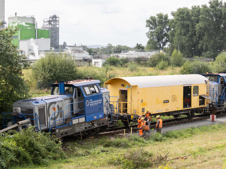 Der Zug hat den Prellbock durchbrochen.